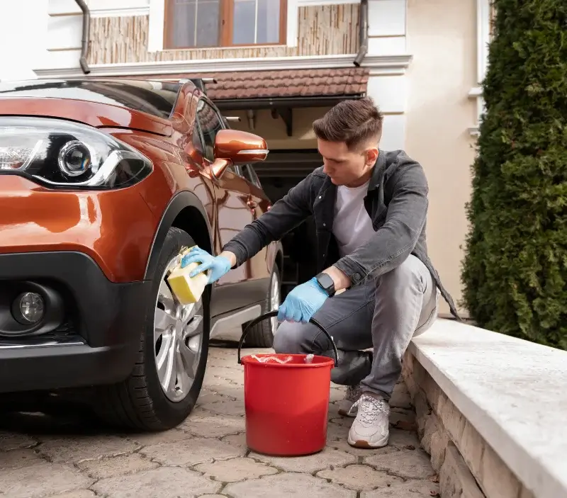 Lavage auto à domicile May-sur-Orne : professionnel intervenant sur un véhicule